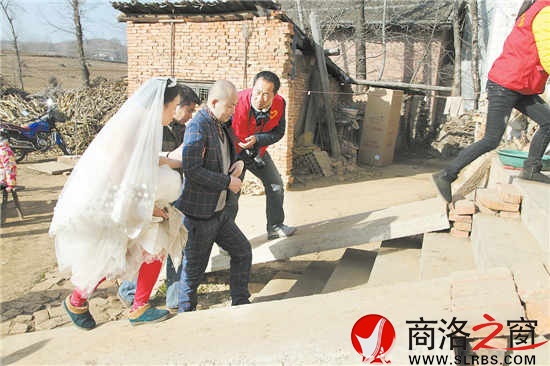 众人将坚持不住的建朋扶回家