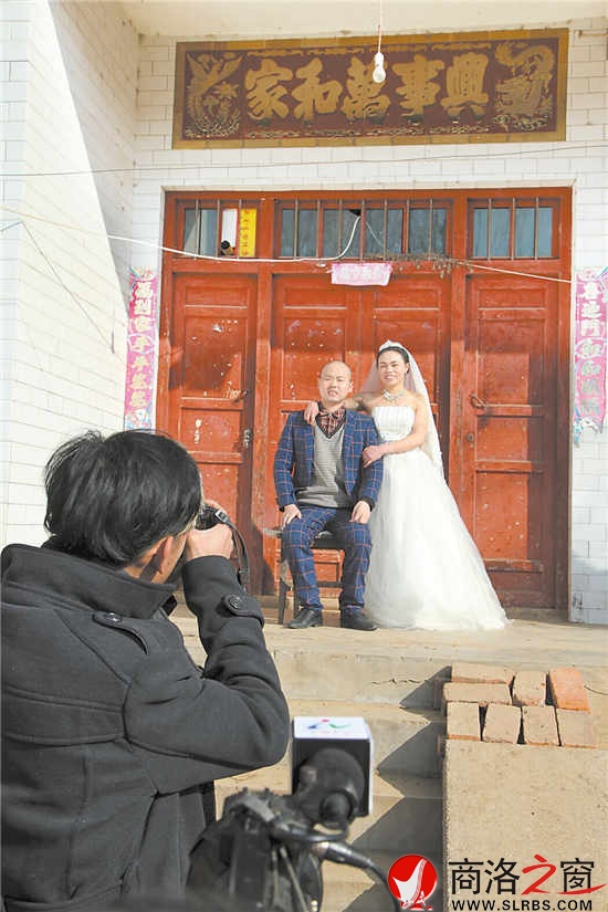 在家门口留下夫妻俩美好的瞬间