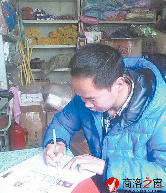 王明升为尘肺病农民兄弟整理病情资料