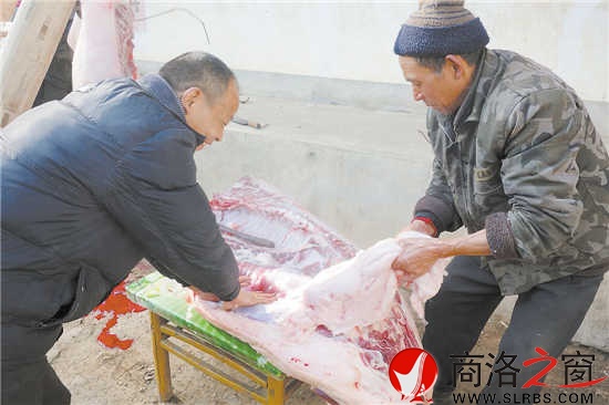 索中福在帮工帮助下分割猪肉