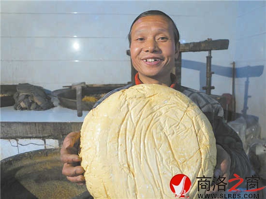 拿着冷却成型后的蛮糖刘忠亮喜不自禁