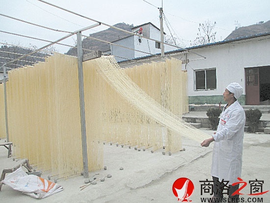 贺忠富师傅正在扯面