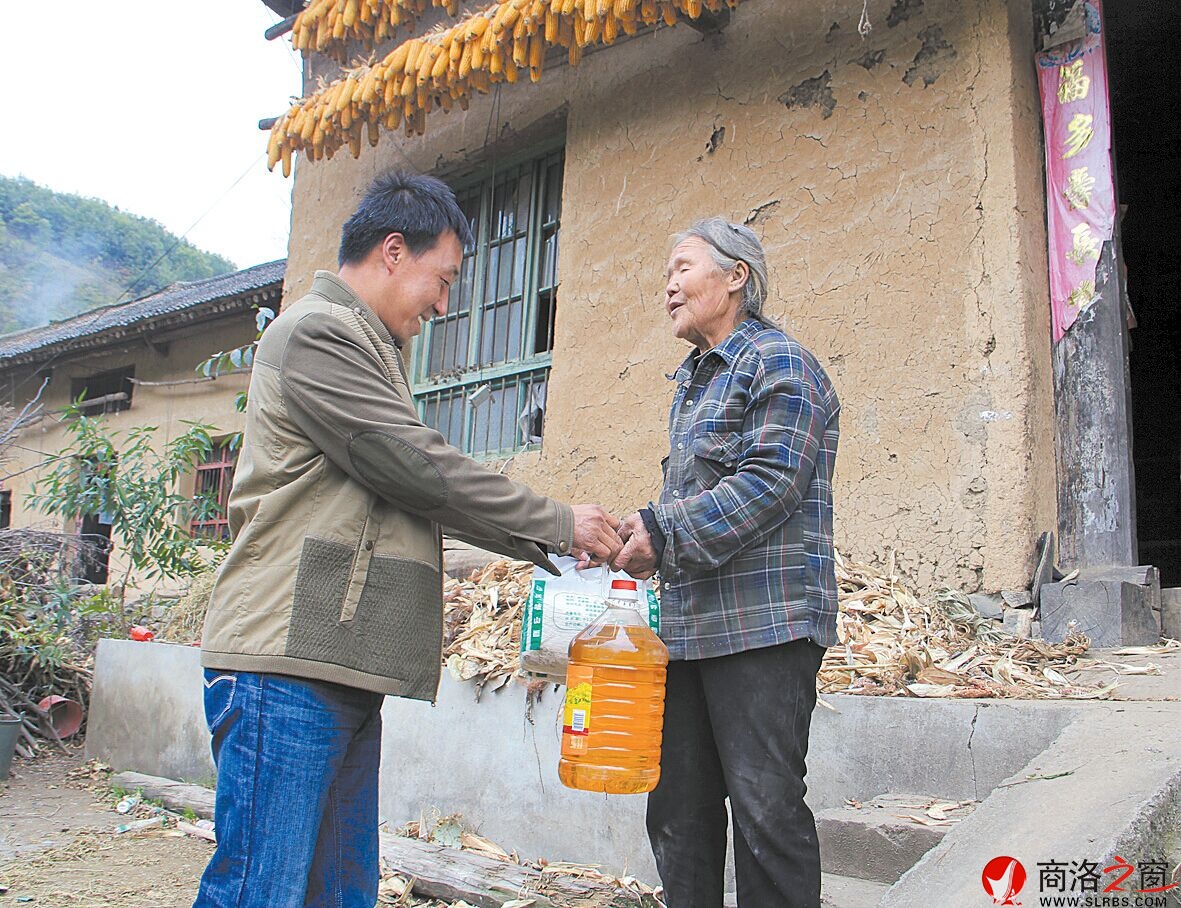 汪苏民了解到附近的村民家境贫困,时常送一些粮食、油等生活必需品。