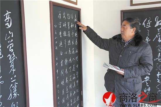 闲暇时候，杨忠录总是喜欢拿着商山四皓相关的资料与四皓墓碑文进行对比核实，相互佐证。