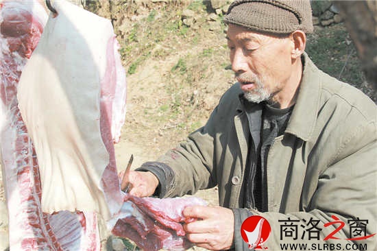 杀猪匠刘安正已有50年的从业经历