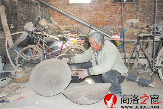 回忆起曾经艰苦的岁月，付发喜老人难以忘怀补锅时的场面。时间虽然过去了很久，但是曾经补了又补的锅一直被他珍藏。