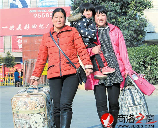 王宁过祖孙3人回到了商州车站，准备搭乘通村客车回杨斜老家过年。