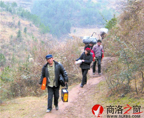 回家的路虽然崎岖，但欢快的心情和踩着家乡泥土的踏实感觉是那么亲切。