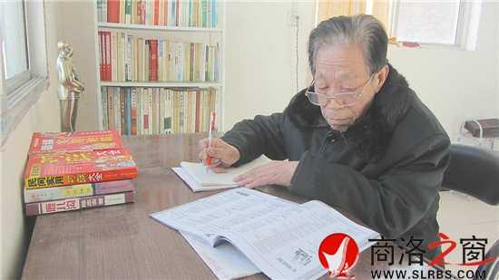 退休之后的刘心诚，编写对联是他最大的乐趣。