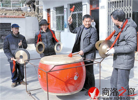 排练锣鼓，准备过年期间演出。