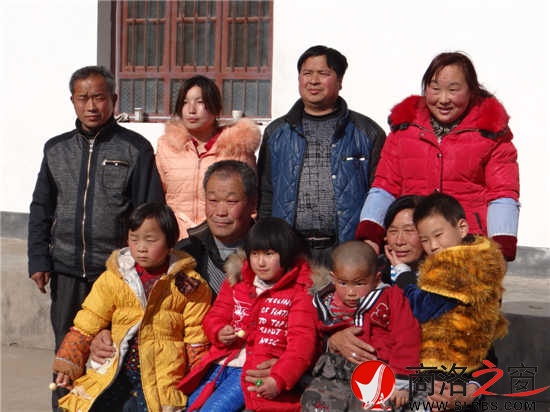 两兄弟与舅舅一家26年后团聚的第一张合影