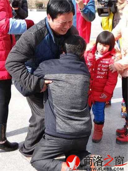 少小失散，白发相见，小兄弟变成老兄弟，兄弟俩有说不完的话。