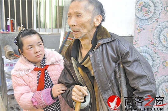 小祝蓉扶着双目失明、腿有残疾的爷爷到室外晒太阳