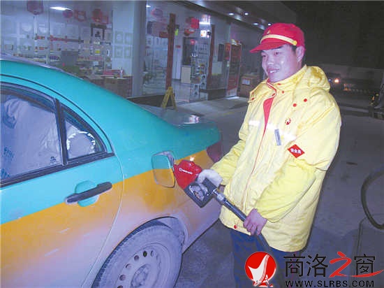 大年初五，环城加油站加油员正在给出租车“微笑加油”。