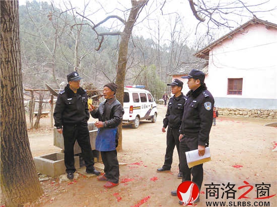 大年初一,山阳城关派出所民警李勇、曾华平、何伟君来到三里店村调解一起家庭纠纷。