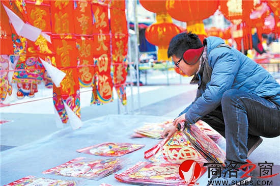 张银每天都早早地布置摊点