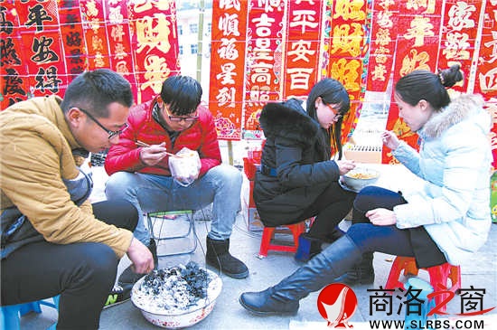 詹娅玲和同学们一起吃晚饭