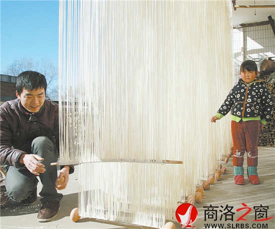 张世勋沿用祖传的手工工艺做挂面