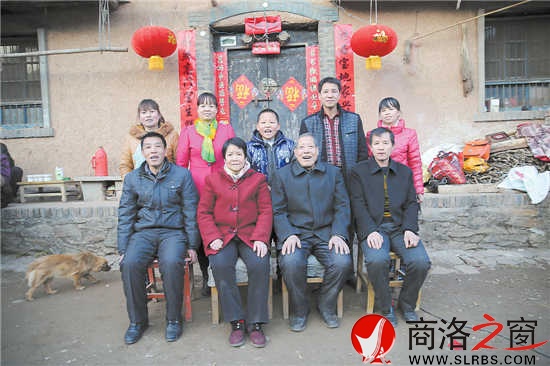 黑龙口镇小韩峪村三组王彦英全家福