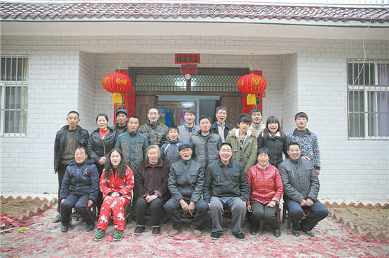 给山里群众拍张全家福