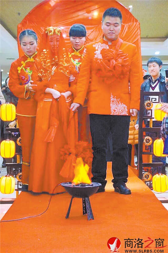 新娘跨火盆、过马鞍，一生平平安安。