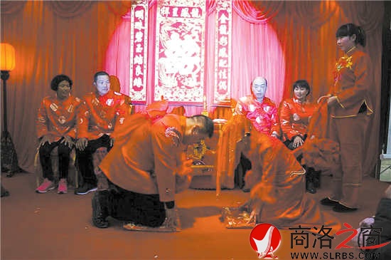 夫妻对拜头碰头，夫妻恩爱到白头。
