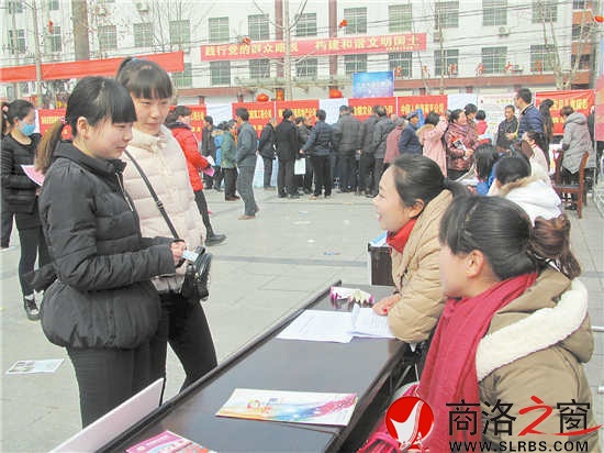 图为招聘洽谈会现场一角 （赵有良 贾书章 摄）