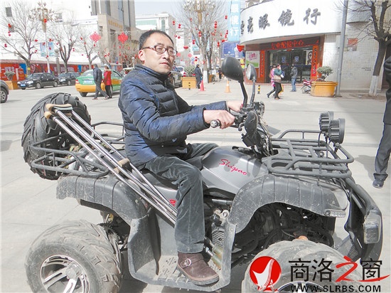 肖波和他拉风的沙滩摩托坐骑，在此之前他以三轮摩托车代步。