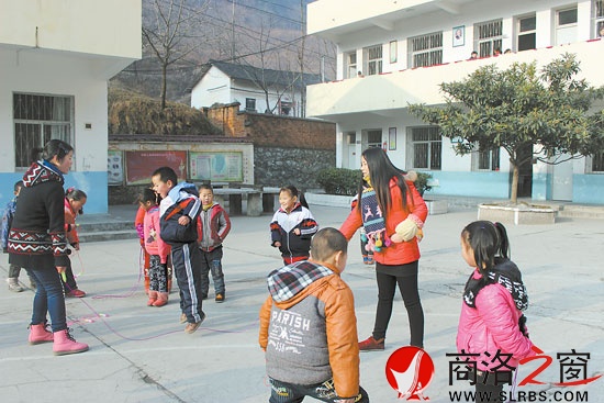 一下课，代娅鑫和苏妮就被学生们包围了，跳绳、老鹰捉小鸡、砸沙包……瞧，他们玩的多开心。