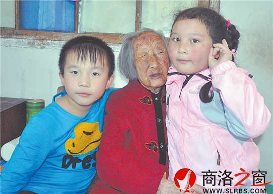 百岁老人的玄孙辈回来总喜欢依偎在老祖奶的怀抱里