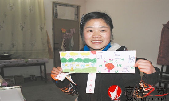 苏妮向我们展示学生送给她的元旦礼物，虽不值钱却是学生们用心做的。