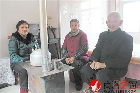 一提起要给她们照相,姜银宏的老伴和儿媳都略有推辞,后经邻人劝说,三人才拘谨地照了这张合影。