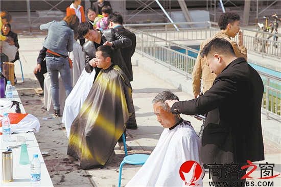由市区8家理发店组成的服务团,是现场一大亮点。