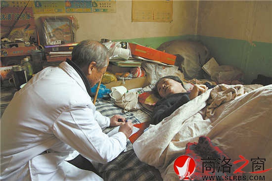 医务工作者走进红光村，为卧床8年的村民淡淑盈现场诊疗。