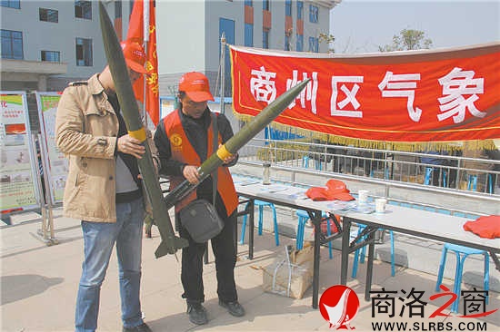 商州区气象局展示的用作人工增雨的炮弹引人注目