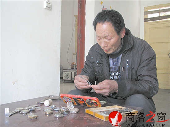 现在，王彦民师傅偶尔给村里的退休干部修一下手表，就寻个高兴，也不收修理费。