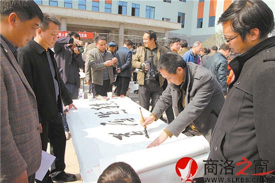 书法家现场挥毫泼墨，为当地群众书写书法作品。