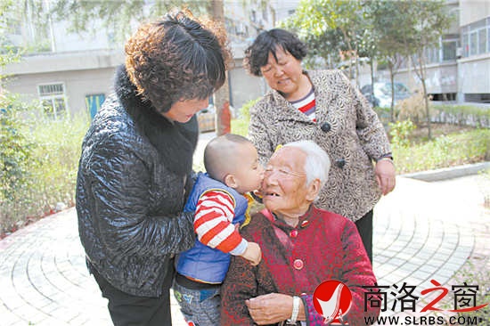 老人的重外孙央求小外婆(老人的小女儿井春芳)抱起自己和老人亲亲。