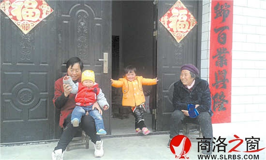 在村里，王金枝（右）年轻的时候帮助过很多产妇生产。随着医疗水平的提升，她的孙子、重孙都是在医院生产的。