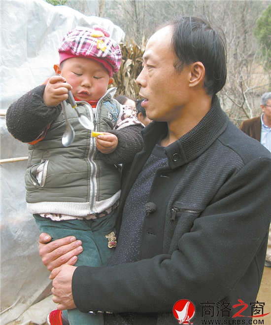 李波和每一个宝宝都亲如父子,曾经见人就躲的宝宝对他极为信赖。