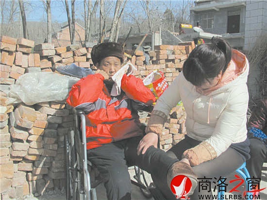 妻子在刘军平晒太阳的时候给他按摩腿部和脚，促进血液循环。