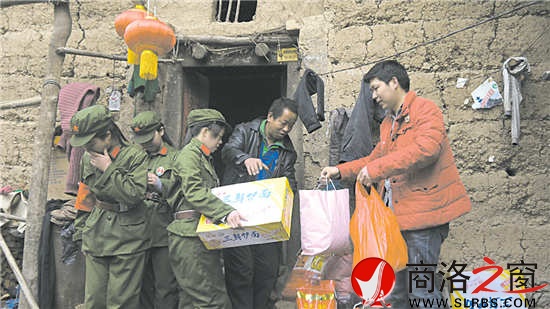 爱心人士送来米面油看望老刘