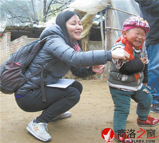 项目工作人员一走进农户，宝宝就和他们玩得很开心。