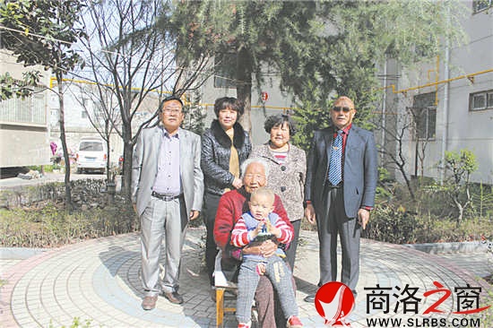 得知要为老人拍全家福，老人的小女儿和女婿专程赶来分享这幸福的一刻。