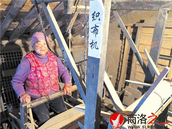 在老式织布机上,张竹苗老人现场给记者演示了一番。