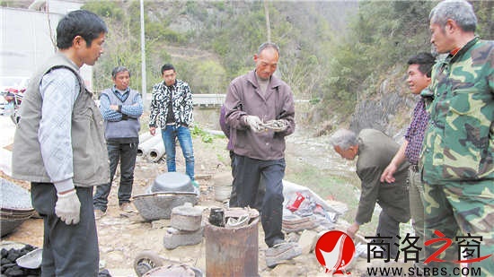 每到一个村子，李福志就生起火炉，等村民们把家里的旧铝锅拿出来，由他熔化后打造新锅。