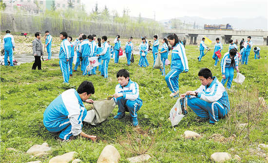 洛南县举行“清洁家园万人行”活动