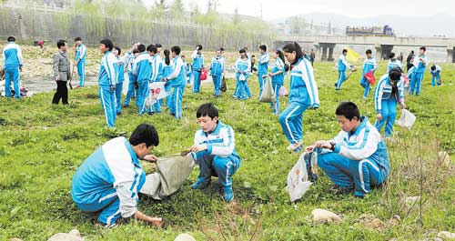 洛南县举行“清洁家园万人行”活动