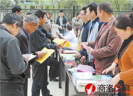 向群众发放科普宣传资料