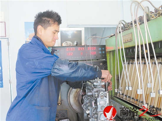 冯其文正在对坏掉的油泵进行维修